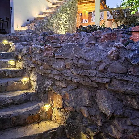 Stone House With Pool - Entire Floor 아파트